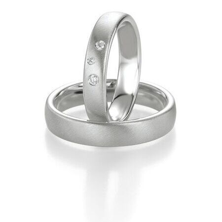 Ringe von Silver & Diamonds auf weißem Hintergrund