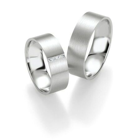 Ringe von Silver & Diamonds auf weißem Hintergrund