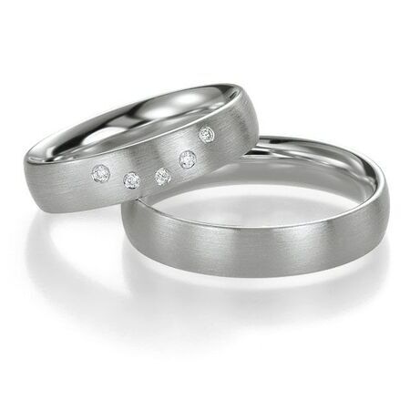 Ringe von Silver & Diamonds auf weißem Hintergrund