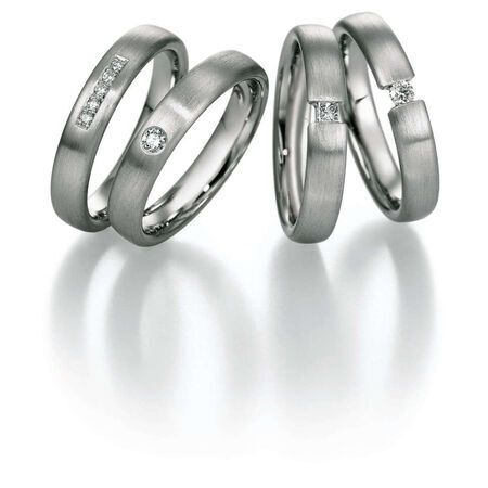 Ringe von Platin auf weißem Hintergrund