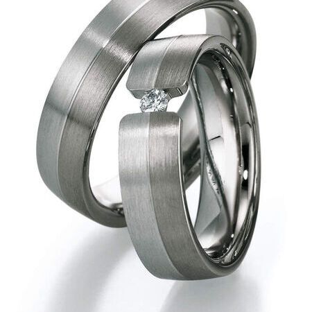 Ringe von Platin auf weißem Hintergrund