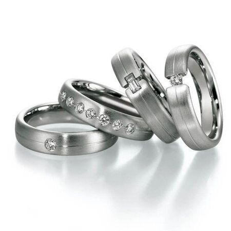 Ringe von Platin auf weißem Hintergrund
