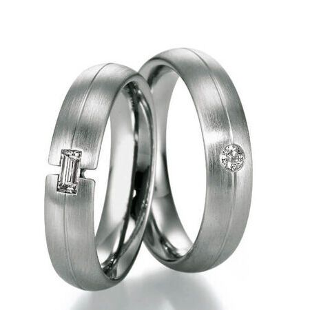 Ringe von Platin auf weißem Hintergrund