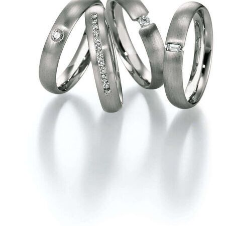 Ringe von Platin auf weißem Hintergrund