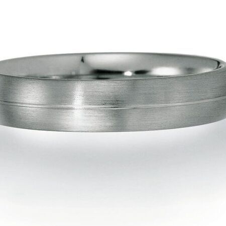 Ringe von Platin auf weißem Hintergrund