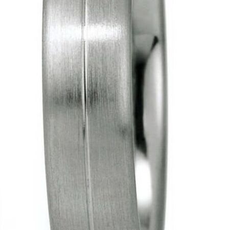 Ringe von Platin auf weißem Hintergrund