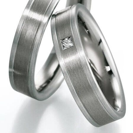 Ringe von Platin auf weißem Hintergrund