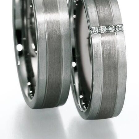Ringe von Platin auf weißem Hintergrund