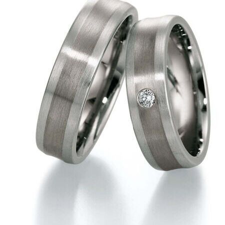 Ringe von Platin auf weißem Hintergrund