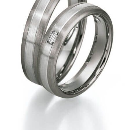 Ringe von Platin auf weißem Hintergrund