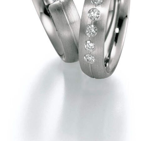 Ringe von Platin auf weißem Hintergrund