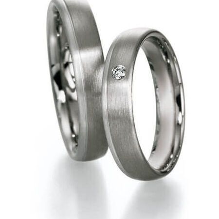 Ringe von Platin auf weißem Hintergrund