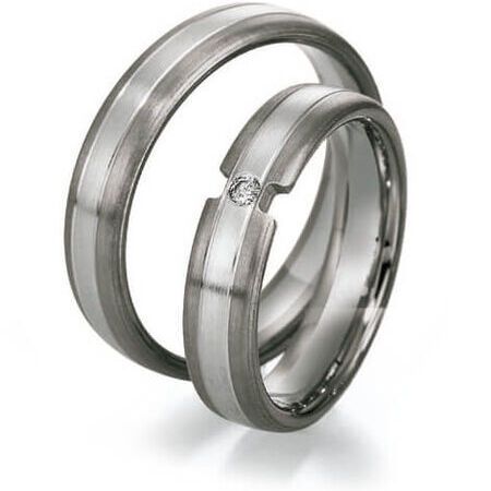 Ringe von Platin auf weißem Hintergrund