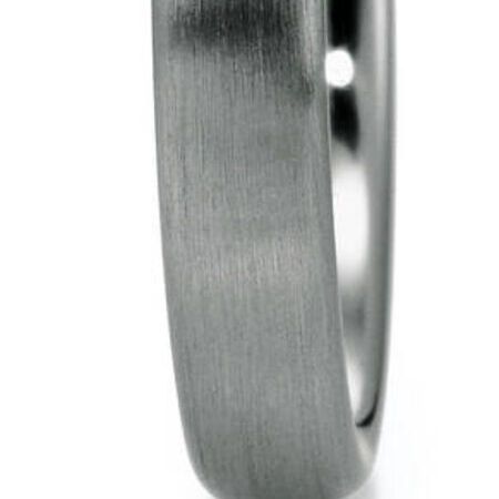 Ringe von Platin auf weißem Hintergrund