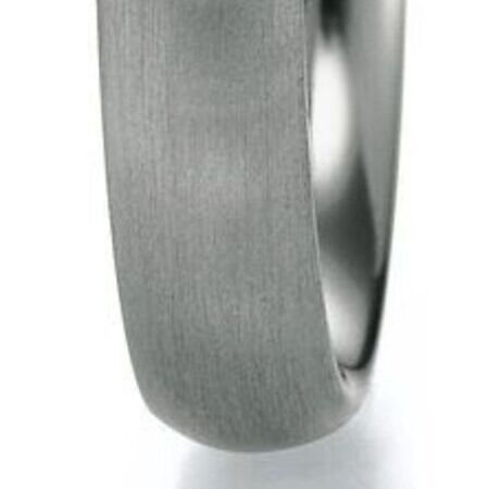 Ringe von Platin auf weißem Hintergrund