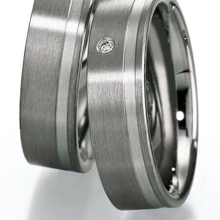 Ringe von Platin auf weißem Hintergrund
