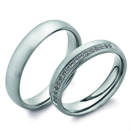 Ringe aus Tantal von Saint Maurice auf weißem Hintergrund