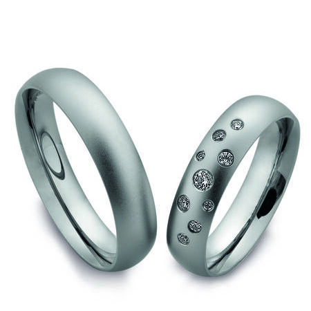Ringe aus Tantal von Saint Maurice auf weißem Hintergrund