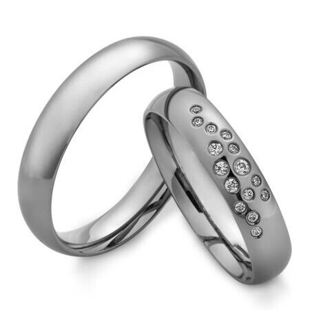 Ringe aus Tantal von Saint Maurice auf weißem Hintergrund