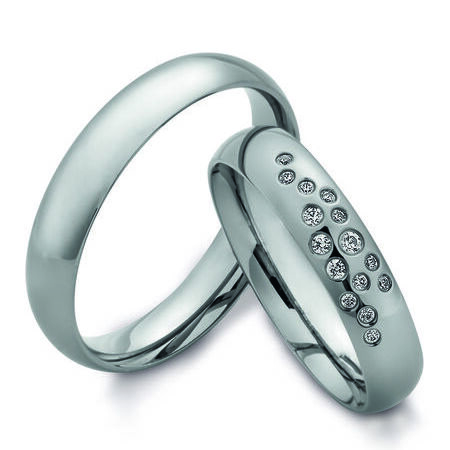 Ringe aus Tantal von Saint Maurice auf weißem Hintergrund