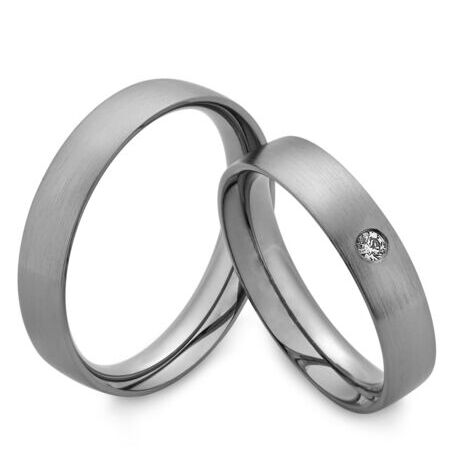 Ringe aus Tantal von Saint Maurice auf weißem Hintergrund