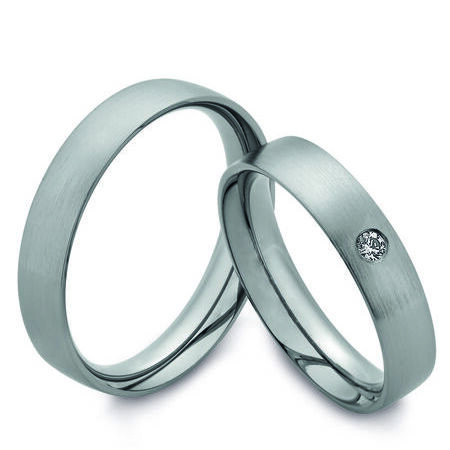 Ringe aus Tantal von Saint Maurice auf weißem Hintergrund
