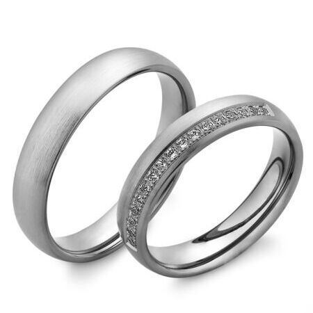 Ringe aus Tantal von Saint Maurice auf weißem Hintergrund