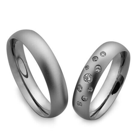 Ringe aus Tantal von Saint Maurice auf weißem Hintergrund